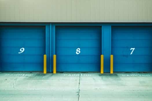 how to manually close garage door